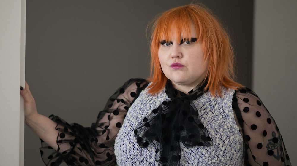 Musikerin Beth Ditto, Mitglied der US-Band Gossip, steht in der Neuen Nationalgalerie in Berlin. / Foto: Sebastian Gollnow/dpa