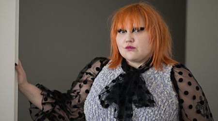 Musikerin Beth Ditto, Mitglied der US-Band Gossip, steht in der Neuen Nationalgalerie in Berlin. / Foto: Sebastian Gollnow/dpa