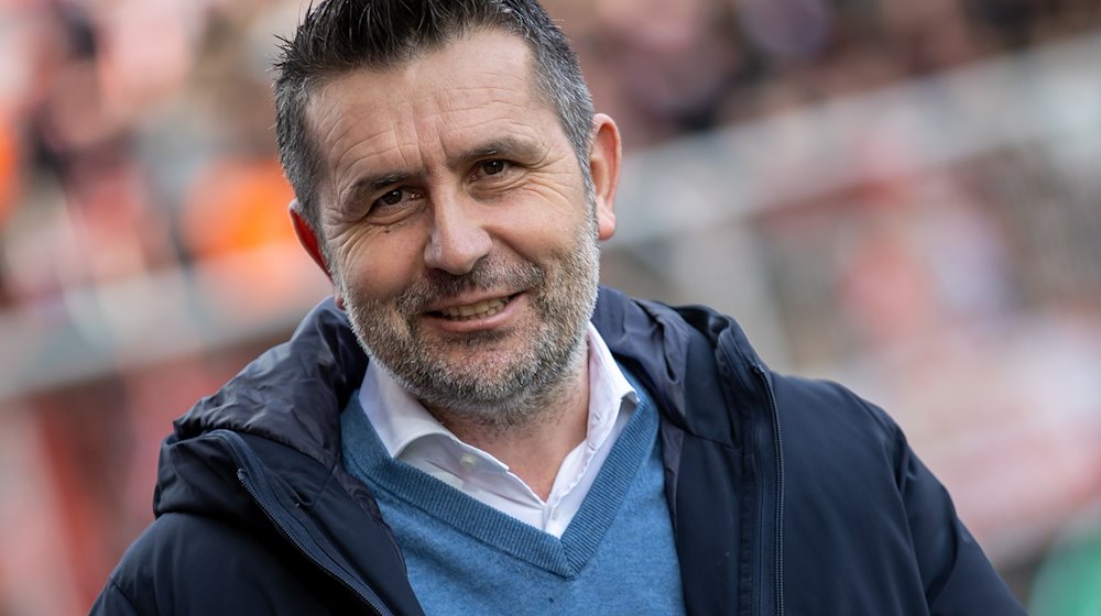 Trainer Nenad Bjelica von Union Berlin lacht vor Spielbeginn. / Foto: Andreas Gora/dpa