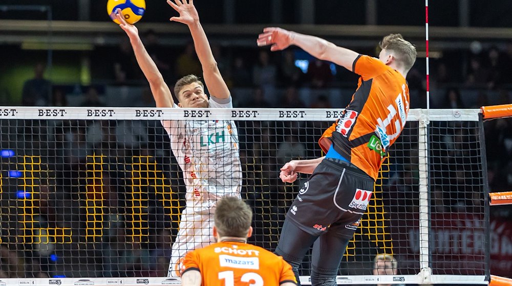 Berlins Marek Sotola (r) spielt den Ball gegen Erik Röhrs von SVG Lüneburg. / Foto: Andreas Gora/dpa