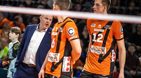 Trainer Joel Banks (l) der Berlin Volleys ruft in der Max-Schmeling-Halle seinem Team etwas zu. / Foto: Andreas Gora/dpa