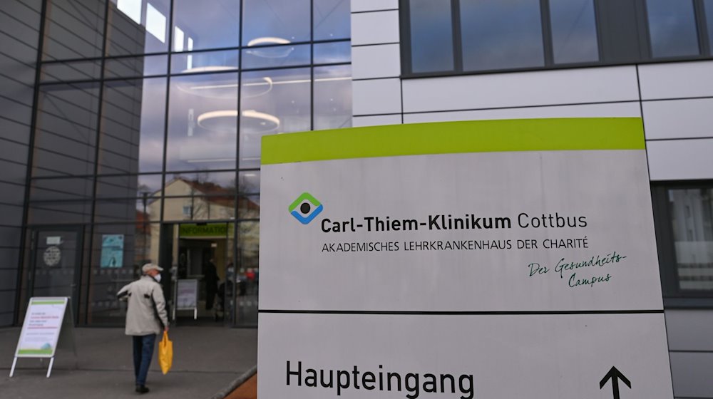 Der Eingang zum Carl-Thiem-Klinikum (CTK) Cottbus. / Foto: Patrick Pleul/dpa-Zentralbild/dpa