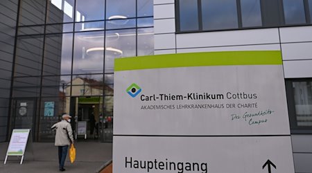 Der Eingang zum Carl-Thiem-Klinikum (CTK) Cottbus. / Foto: Patrick Pleul/dpa-Zentralbild/dpa