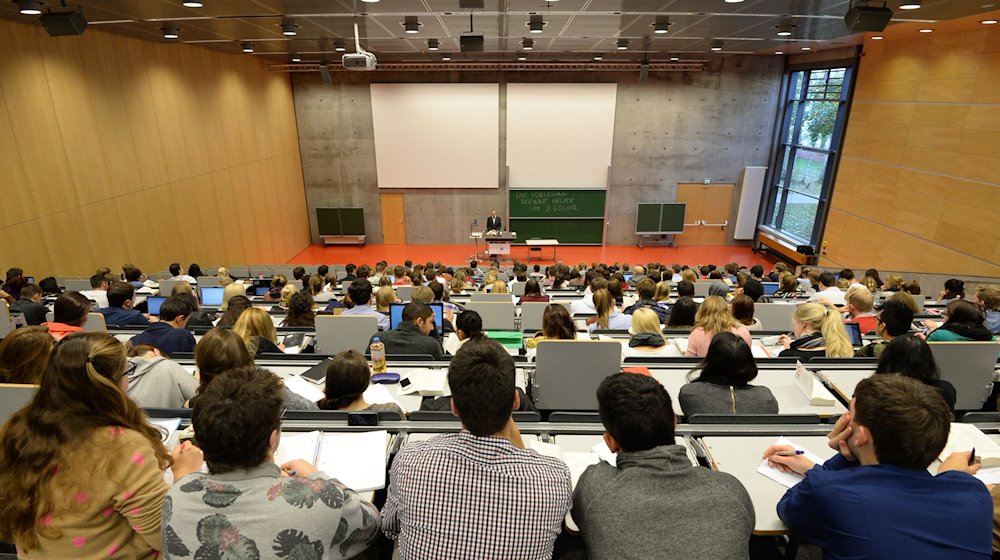 Studienanfänger sitzen während ihrer ersten Juravorlesung in einem Hörsaal. / Foto: Ralf Hirschberger/dpa-Zentralbild/dpa