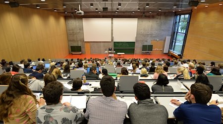 Studienanfänger sitzen während ihrer ersten Juravorlesung in einem Hörsaal. / Foto: Ralf Hirschberger/dpa-Zentralbild/dpa