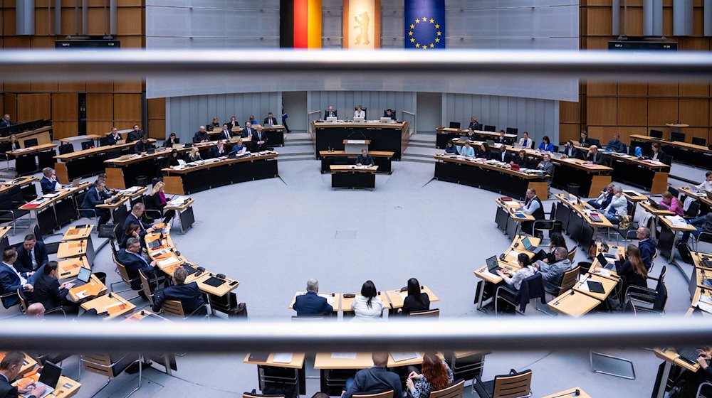 Kai Wegner (CDU), Regierender Bürgermeister von Berlin, spricht während der Plenarsitzung im Abgeordnetenhaus. / Foto: Soeren Stache/dpa