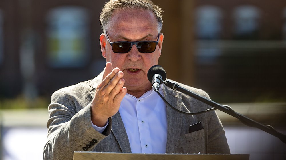 Helmut Wenzel, Bürgermeister der Stadt Lübbenau, spricht ein Grußwort bei einer Festveranstaltung. / Foto: Frank Hammerschmidt/dpa