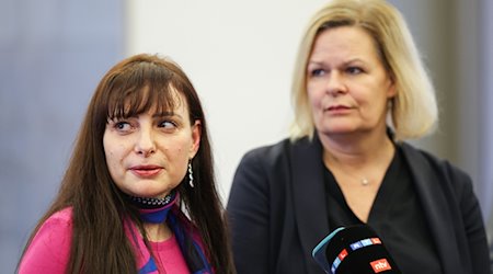 Bundesinnenministerin Nancy Faeser (SPD, r) und Wiebke Sahin-Schwarzweller (FDP), Bürgermeisterin von Zossen. / Foto: Hannes P Albert/dpa