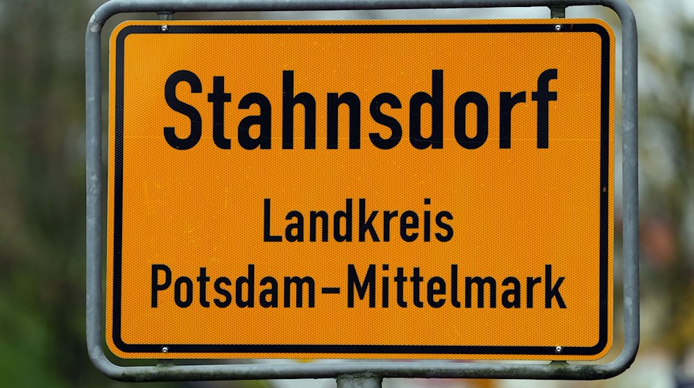 Blick auf das Ortseingangsschild von Stahnsdorf im Landkreis Potsdam-Mittelmark. / Foto: Soeren Stache/dpa