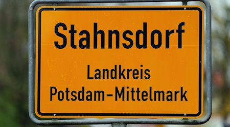 Blick auf das Ortseingangsschild von Stahnsdorf im Landkreis Potsdam-Mittelmark. / Foto: Soeren Stache/dpa