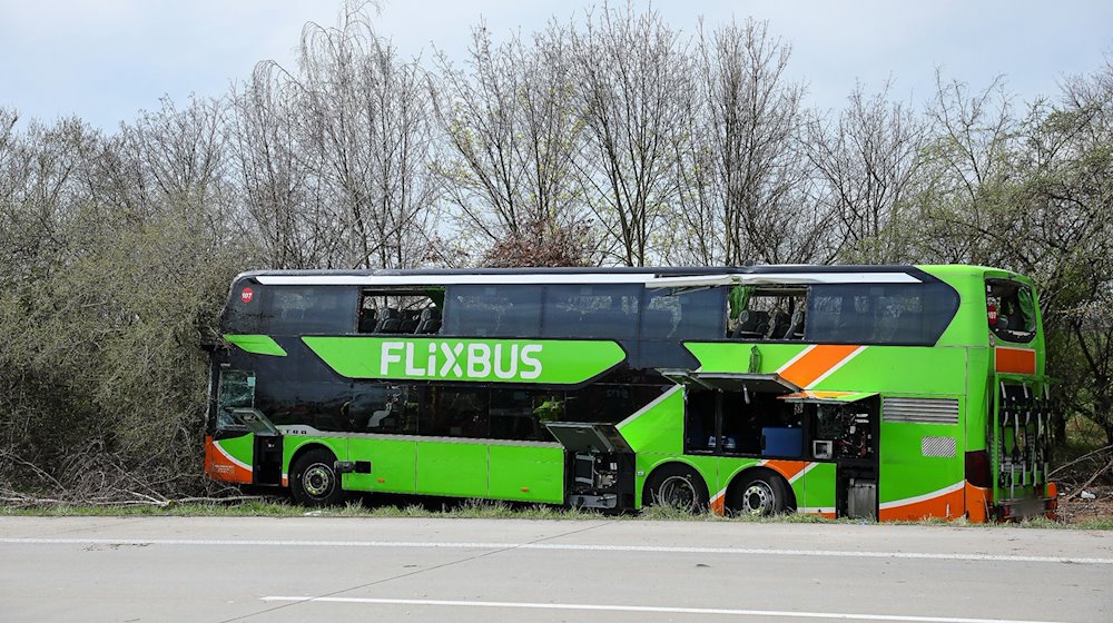 Blick auf den verunglückten Bus an der Unfallstelle auf der A9. / Foto: Jan Woitas/dpa