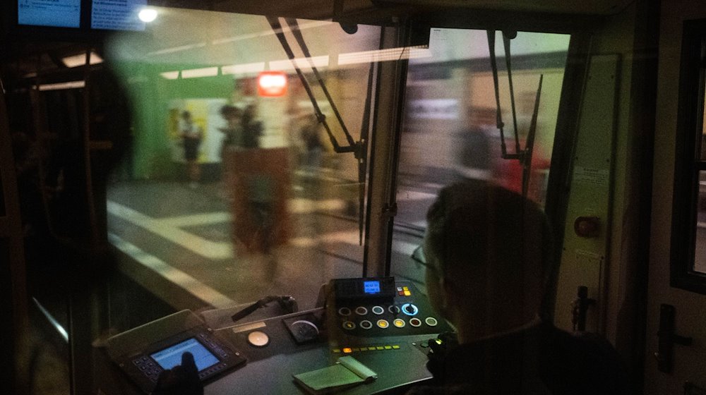 Steven Reiss fährt mit seinem Zug der Linie U6 in eine Station ein. / Foto: Hannes P Albert/dpa