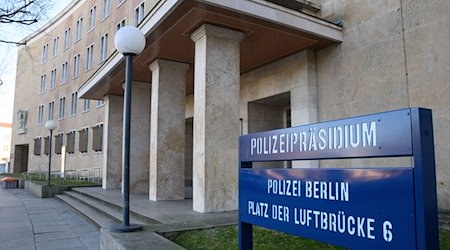 Der Eingang vom Polizeipräsidium am Platz der Luftbrücke in Tempelhof. / Foto: Bernd von Jutrczenka/dpa/Archivbild