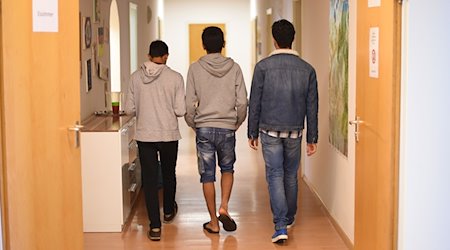 Unbegleitete minderjährige Ausländer laufen den Flur eines Kinder- und Jugendhilfezentrum entlang. Wohlfahrtsverbände suchen nach Freiwilligen, die eine Vormundschaft übernehmen. / Foto: Uli Deck/dpa