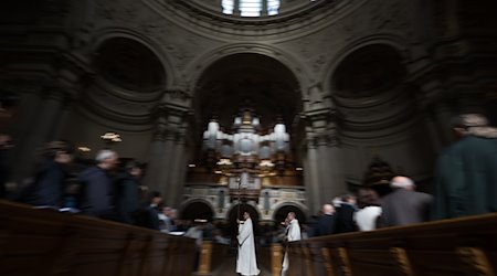 Auszug nach dem Gottesdienst zum Ostersonntag im Berliner Dom. / Foto: Sebastian Christoph Gollnow/dpa