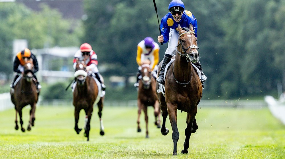 Derby-Woche auf der Galopprennbahn auf der Horner Rennbahn. „Fantastic Moon“ mit Jockey Rene Piechulek reitet über die Ziellinie und gewinnt das Deutsche Derby. / Foto: Axel Heimken/dpa