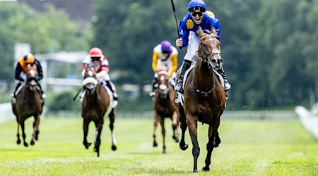 Derby-Woche auf der Galopprennbahn auf der Horner Rennbahn. „Fantastic Moon“ mit Jockey Rene Piechulek reitet über die Ziellinie und gewinnt das Deutsche Derby. / Foto: Axel Heimken/dpa