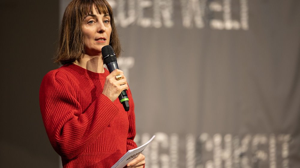 Die neue Direktorin des Gropius Bau, Jenny Schlenzka, spricht auf der Veranstaltung. / Foto: Hannes P. Albert/dpa