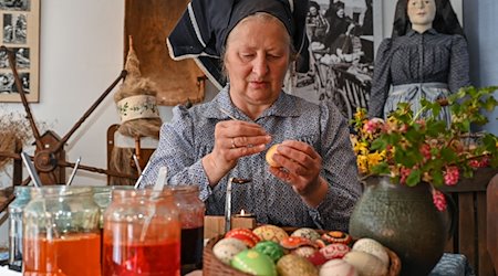 Babette Zenker, Leiterin vom Niedersorbischen Heimatmuseum Dissen, verziert Ostereier. / Foto: Patrick Pleul/dpa