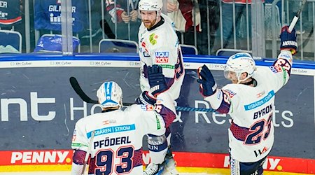 Berlins Torschütze Marcel Noebels (M) jubelt mit Mannschaftskollegen über das Tor zum 2:2. / Foto: Uwe Anspach/dpa