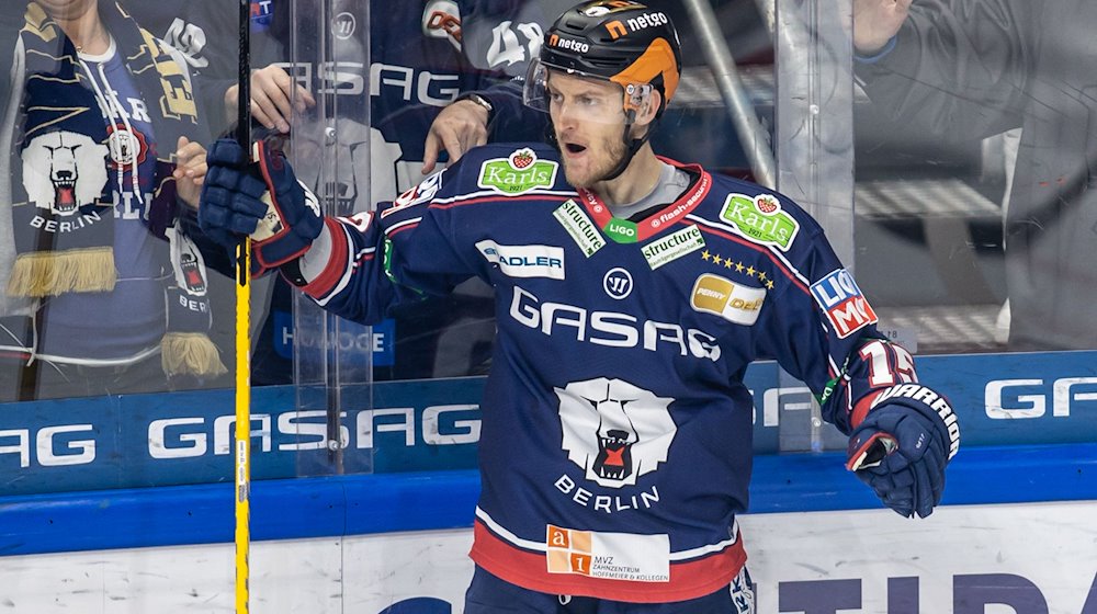 Berlins Manuel Wiederer jubelt nach seinem Treffer zum 1:0. Nach dem Sieg in München freut sich der Nationalspieler auf das Hauptrundenfinale gegen Spitzenreiter Bremerhaven. / Foto: Andreas Gora/dpa