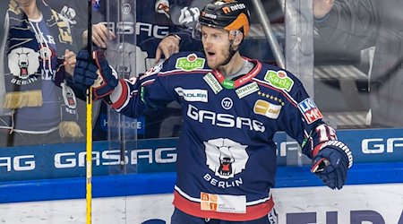 Berlins Manuel Wiederer jubelt nach seinem Treffer zum 1:0. Nach dem Sieg in München freut sich der Nationalspieler auf das Hauptrundenfinale gegen Spitzenreiter Bremerhaven. / Foto: Andreas Gora/dpa