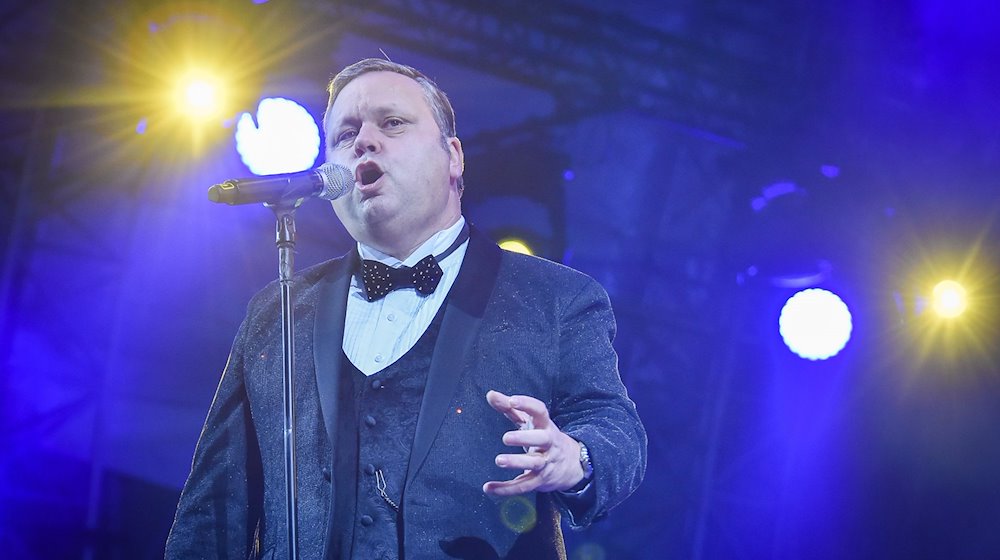 Tenor Paul Potts singt Silvester 2022 auf dem Stuttgarter Schlossplatz. / Foto: Ferdinando Iannone/dpa