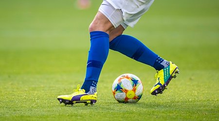 Ein Fußballspieler spielt den Ball. / Foto: Jens Büttner/dpa-Zentralbild/ZB/Symbolbild