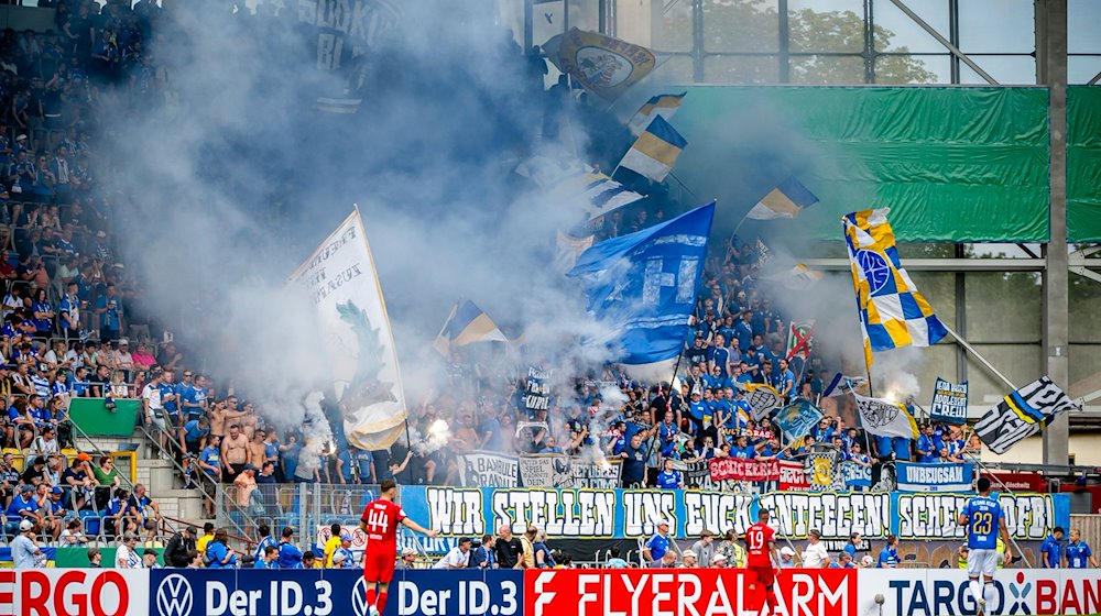 Pyrotechnik im Fanblock des FC Carl Zeiss Jena. Im Thüringen-Derby gegen Erfurt kam es wegen Pyrotechnik zur Spielunterbrechung. / Foto: Jacob Schröter/dpa