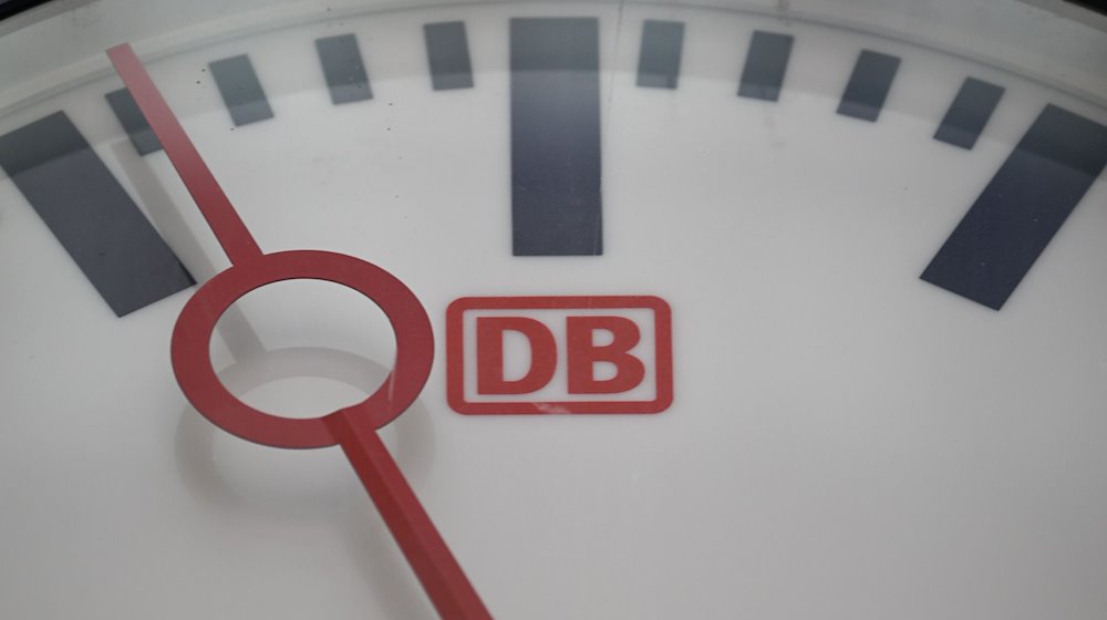 Der Sekundenzeiger einer Uhr mit dem Logo der Deutschen Bahn ist auf dem Hauptbahnhof zu sehen. / Foto: Robert Michael/dpa/Symbolbild