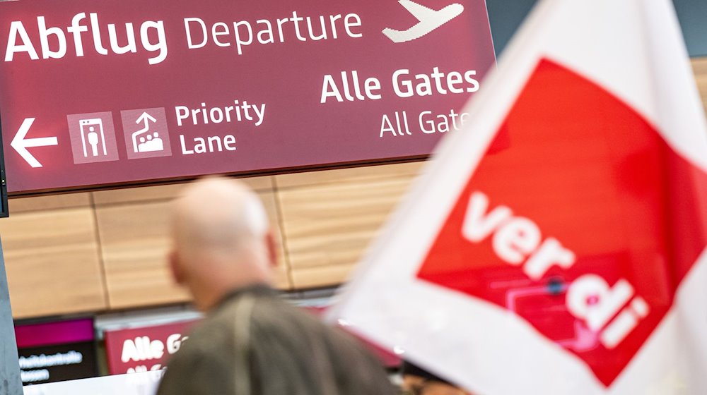 Streikende laufen während eines Warnstreiks im März 2023 durch das Terminal 1 des BER-Flughafens. / Foto: Fabian Sommer/dpa