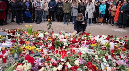 Menschen stehen nach dem Tod des Regimekritikers Alexej Nawalny vor der russischen Botschaft in Berlin-Mitte. / Foto: Fabian Sommer/dpa