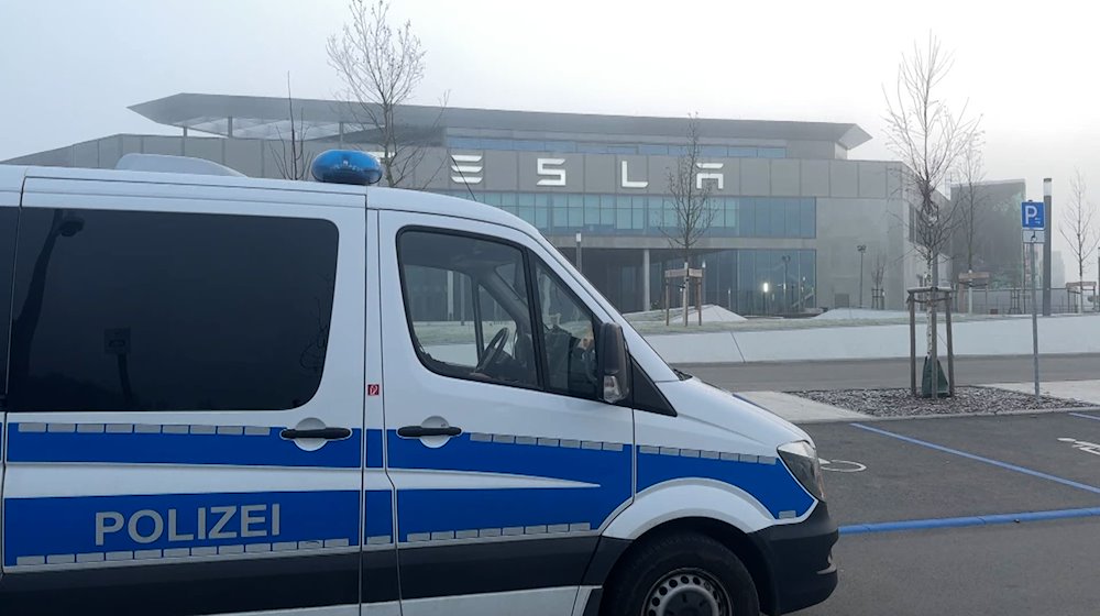 Ein Fahrzeug der Polizei steht in den Morgenstunden auf dem Werksgelände von Tesla. / Foto: Lutz Deckwerth/dpa