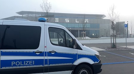 Ein Fahrzeug der Polizei steht in den Morgenstunden auf dem Werksgelände von Tesla. / Foto: Lutz Deckwerth/dpa