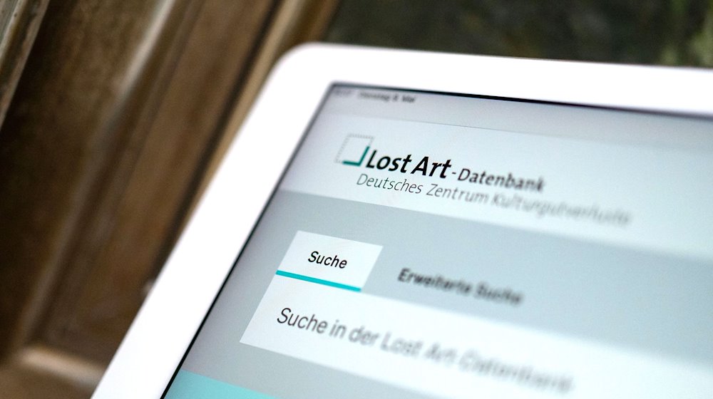 Auf einem Tablet ist der Internet-Auftritt der Lost Art-Datenbank zu sehen. / Foto: Marijan Murat/dpa/Archivbild