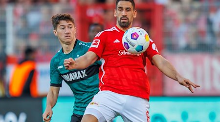 Angelo Stiller (l) von VfB Stuttgart kämpft gegen Berlins Rani Khedira um den Ball. / Foto: Andreas Gora/dpa/Archivbild