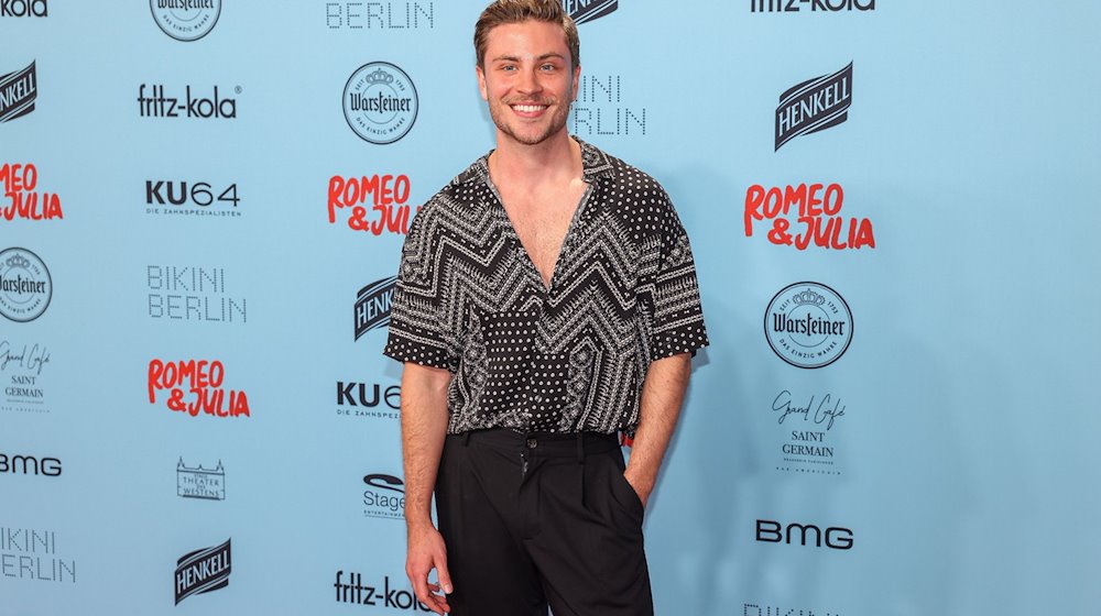 Jannik Schümann kommt zu der Premiere des neuen Peter-Plate-Musicals «Romeo & Julia - Liebe ist Alles» im Stage Theater des Westens. / Foto: Gerald Matzka/dpa