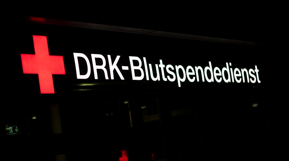 Eine Leuchtreklame am Gebäude des Blutspendedienstes des Deutschen Roten Kreuz in Dresden Johannstadt. / Foto: Robert Michael/dpa
