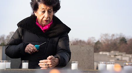 Lea Rosh, Initiatorin des Holocaust-Mahnmals, zündet während der Gedenkveranstaltung am Denkmal für die ermordeten Juden Europas eine Kerze an. / Foto: Soeren Stache/dpa-Zentralbild/dpa