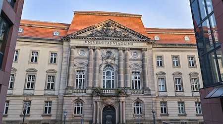 Blick auf Hauptgebäude der Europa-Universität Viadrina. / Foto: Patrick Pleul/dpa