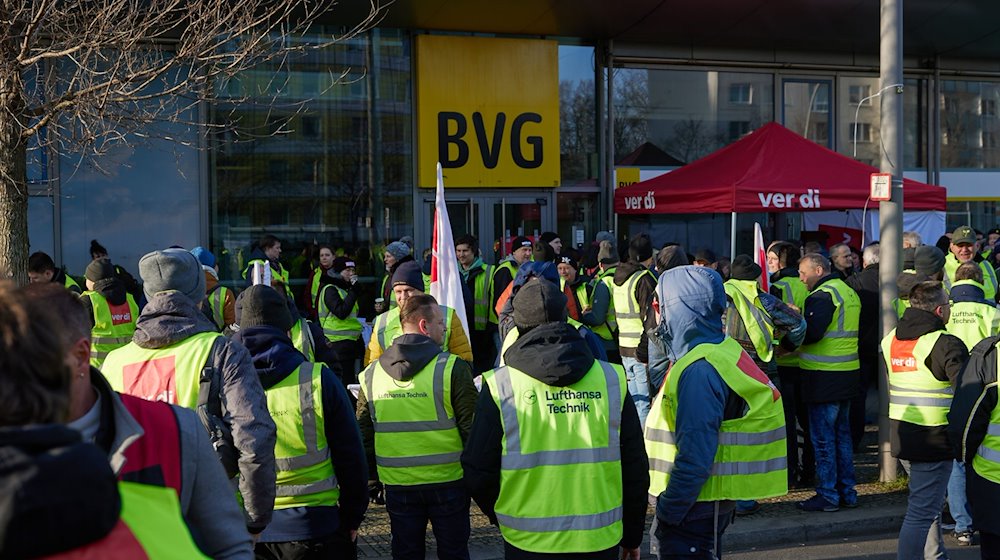 Zahlreiche Beschäftigte nehmen an einer Kundgebung vor der BVG-Zentrale teil. / Foto: Jörg Carstensen/dpa/Archivbild