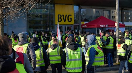 Zahlreiche Beschäftigte nehmen an einer Kundgebung vor der BVG-Zentrale teil. / Foto: Jörg Carstensen/dpa/Archivbild