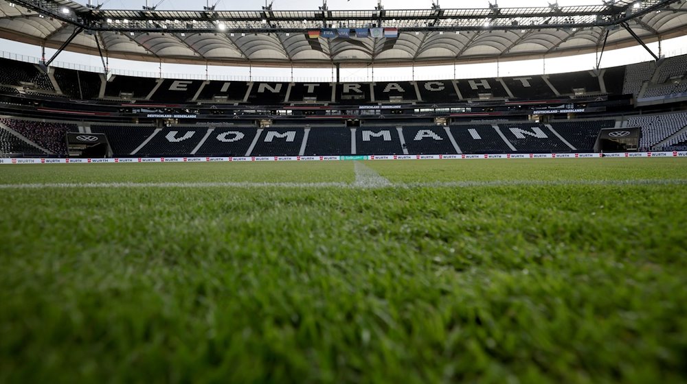 Blick in das Stadion vor Beginn des Spiels. / Foto: Christian Charisius/dpa