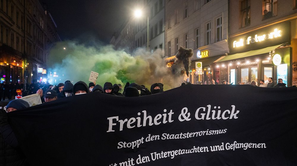 Eine Demonstration linker Gruppen unter dem Motto «Solidarität mit den Untergetauchten und Gefangenen» geht durch die Oranienstraße. / Foto: Christophe Gateau/dpa