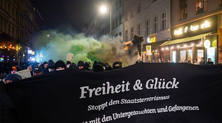 Eine Demonstration linker Gruppen unter dem Motto «Solidarität mit den Untergetauchten und Gefangenen» geht durch die Oranienstraße. / Foto: Christophe Gateau/dpa