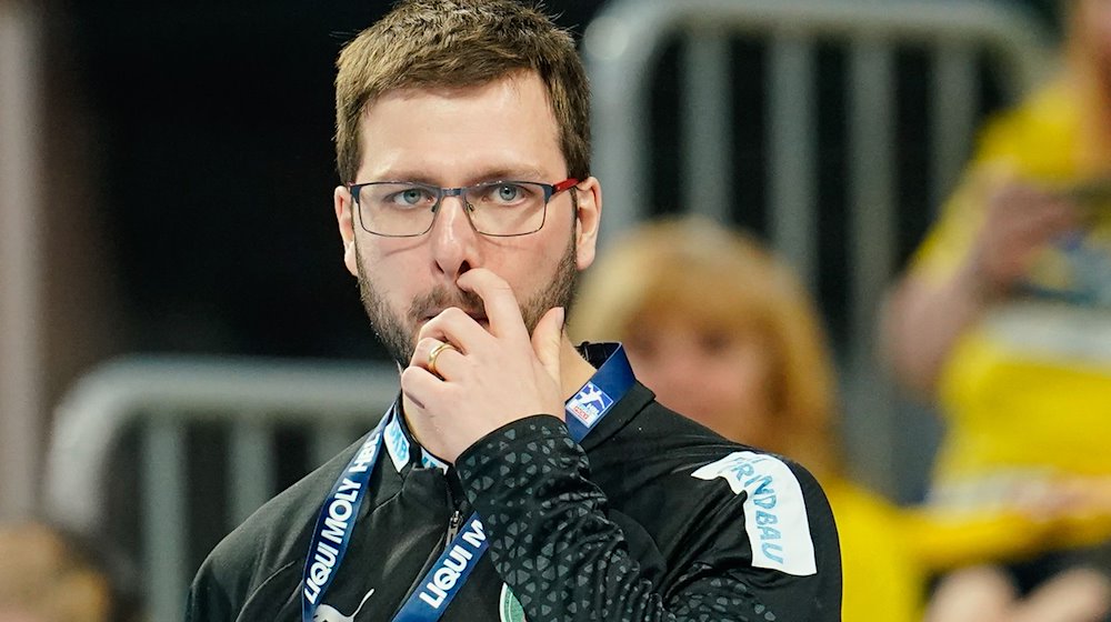 Berlins Trainer Jaron Siewert steht am Spielfeld. / Foto: Uwe Anspach/dpa