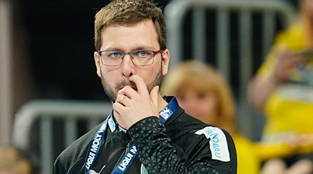 Berlins Trainer Jaron Siewert steht am Spielfeld. / Foto: Uwe Anspach/dpa