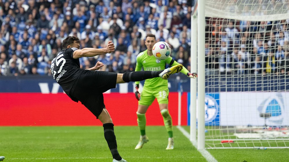 Schalkes Torwart Justin Heekeren und Herthas Haris Tabakovic in Aktion. / Foto: Bernd Thissen/dpa