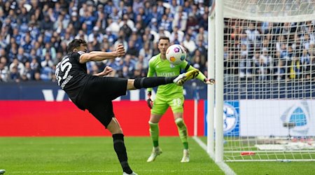 Schalkes Torwart Justin Heekeren und Herthas Haris Tabakovic in Aktion. / Foto: Bernd Thissen/dpa