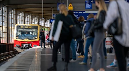 Zahlreiche Fahrgäste warten auf einem Bahnsteig am Bahnhof Zoologischer Garten auf eine einfahrende S-Bahn der Linie S3. / Foto: Monika Skolimowska/dpa/Archivbild